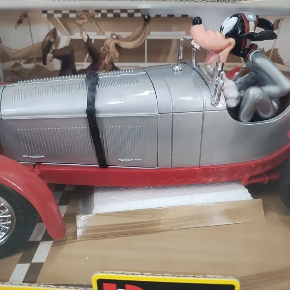 Bburago 1:18 Scale Diecast Goofy Disney Mercedes Benz SSKL Burago Silver Red